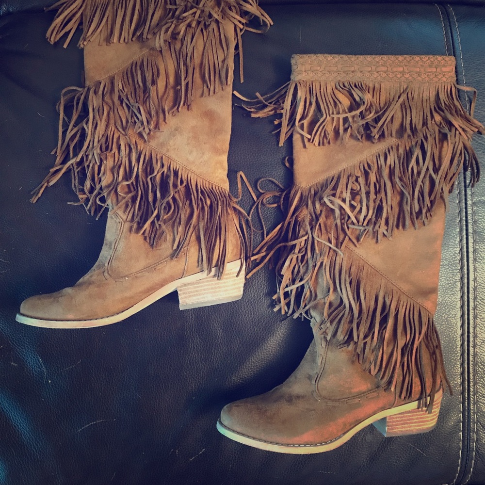 Suede boots with fringe detail